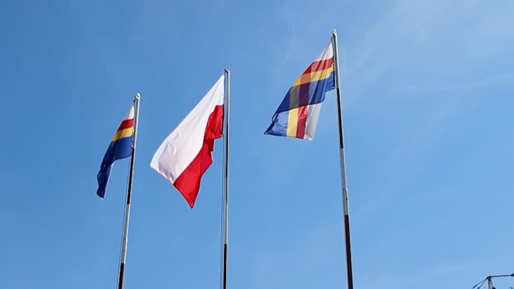 Cztery pasy, tysiąc teorii. Afera o flagę Puław