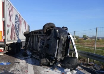 Sekundy nieuwagi na S17. Ciężarówka uderzyła w radiowóz