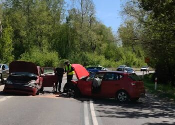 Zderzenie dwóch samochodów w Puławach. Trzy osoby w szpitalu