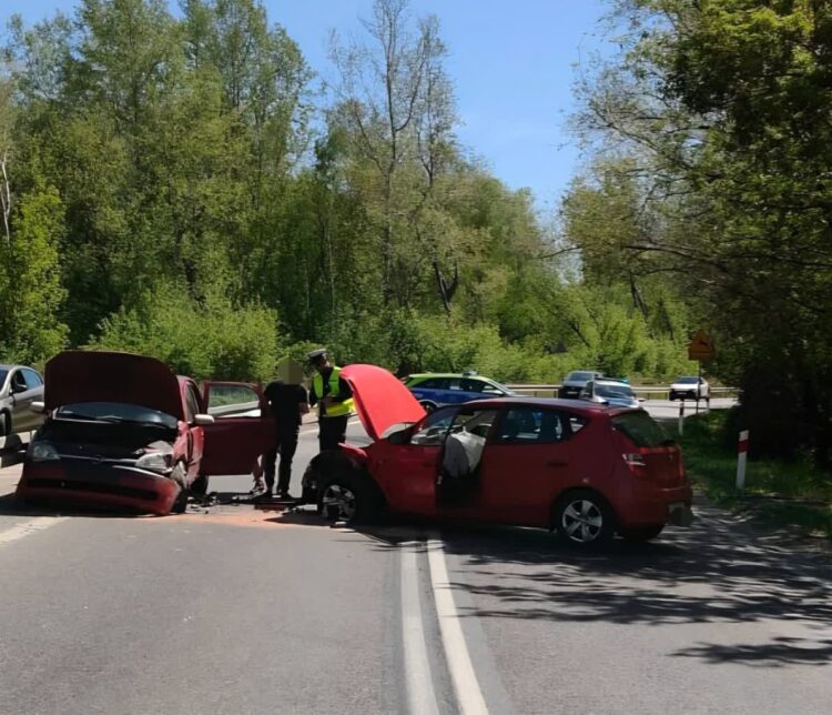 Zderzenie dwóch samochodów w Puławach. Trzy osoby w szpitalu