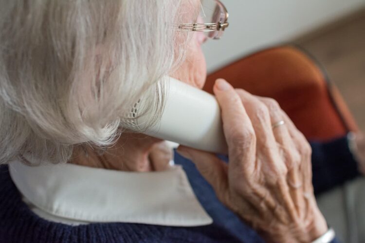 Seniorka chciała się wzbogacić. Dzięki pracownikowi banku uniknęła straty majątku