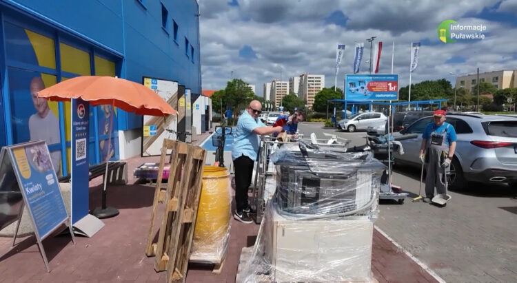 Oddawali elektrośmieci, dostawali rośliny. Akcja w Puławach [WIDEO]