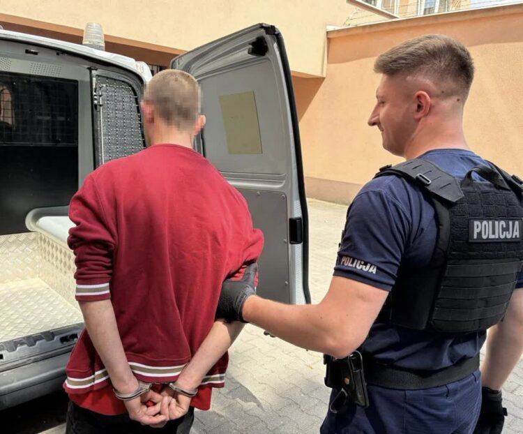 „Chciał poczuć się bogaty”. Pijany 35-latek ukradł Mitsubishi i próbował włamać się do piekarni