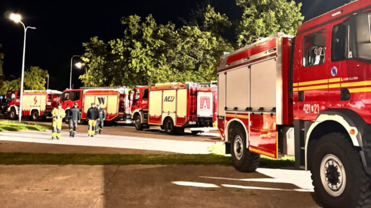 Puławy miejscem koncentracji strażaków jadących do walki z pożarem w powiecie wołomińskim [ZDJĘCIA]