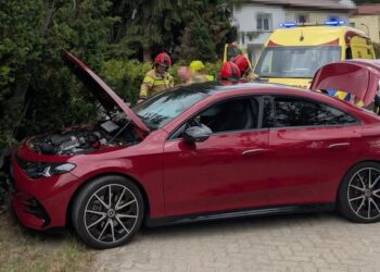 Pijany kierowca rozbił wypożyczonego mercedesa. Odpowie przed sądem