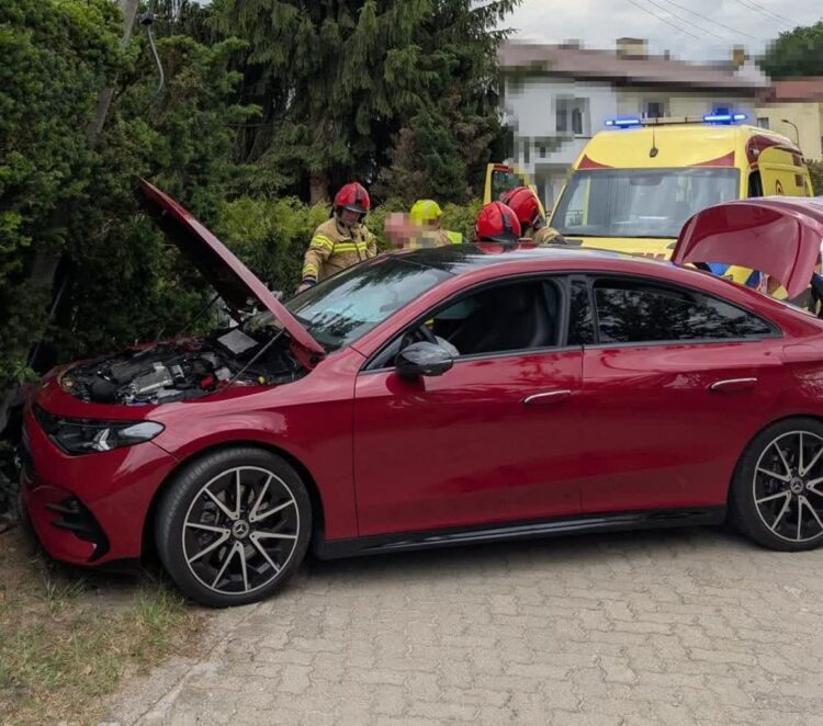 Pijany kierowca rozbił wypożyczonego mercedesa. Odpowie przed sądem