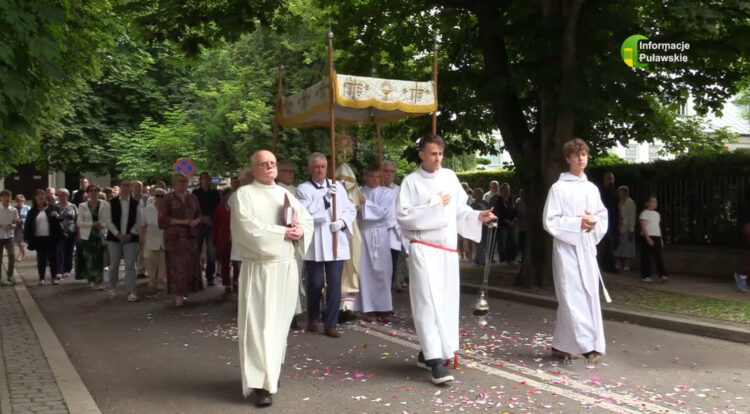 Ulice Puław wypełnią się wiernymi. Przed nami procesje Bożego Ciała.