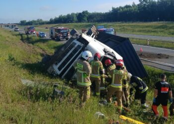 Groźny wypadek na S17. Ciężarówka dachowała, kierowca trafił do szpitala