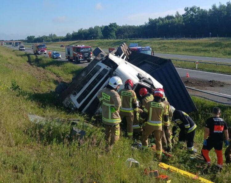 Groźny wypadek na S17. Ciężarówka dachowała, kierowca trafił do szpitala