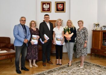 Nowi i ponownie wybrani dyrektorzy szkół oraz placówek oświatowych Powiatu Puławskiego