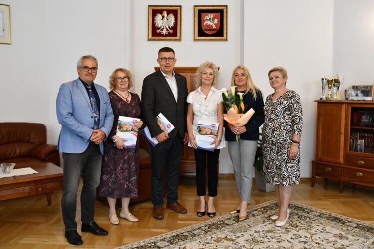 Nowi i ponownie wybrani dyrektorzy szkół oraz placówek oświatowych Powiatu Puławskiego