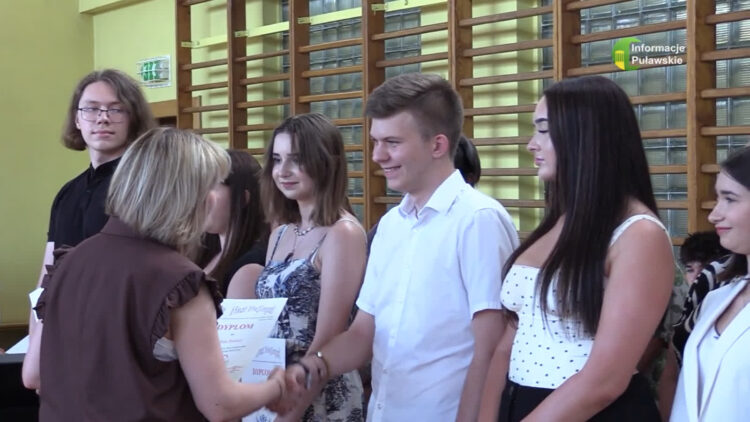 „Nasi Najlepsi” w Kniaźninie. Uhonorowano uczniów za naukę, sport i działalność społeczną [WIDEO]