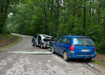 Czołówka na zakręcie. Droga jest zablokowana [ZDJĘCIA]