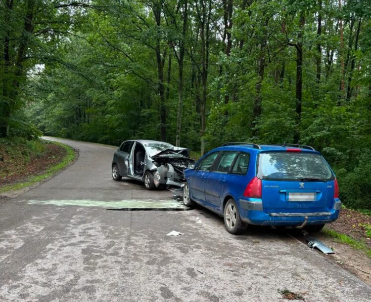 Czołówka na zakręcie. Droga jest zablokowana [ZDJĘCIA]
