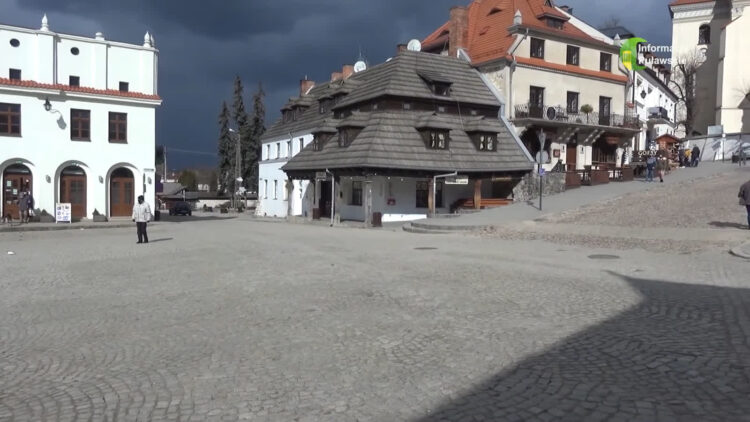 Uwaga na zmianę lokalizacji piątkowego targu w Kazimierzu Dolnym. Kupcy przeniosą się w inne miejsce