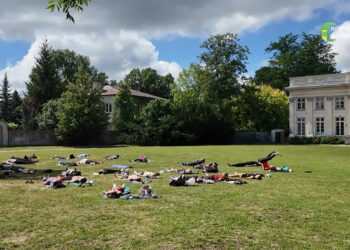 Joga w plenerze w Puławach. Pogoda dopisała! [WIDEO]