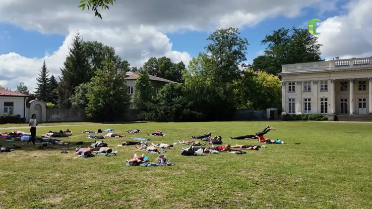 Joga w plenerze w Puławach. Pogoda dopisała! [WIDEO]