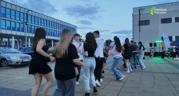 Roztańczony plac Chopina. Puławianie bawili się na potańcówce [WIDEO]
