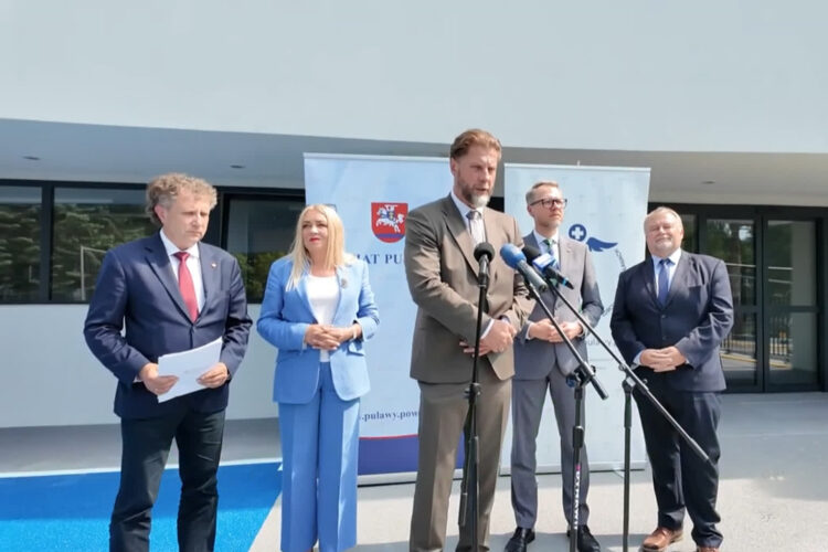 83 mln zł dla puławskiego szpitala. Konferencja przed puławskim szpitalem o wsparciu z KPO [WIDEO]