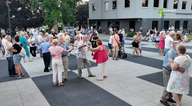 Puławianie bawili się na trzeciej w tym roku potańcówce [ZDJĘCIA]