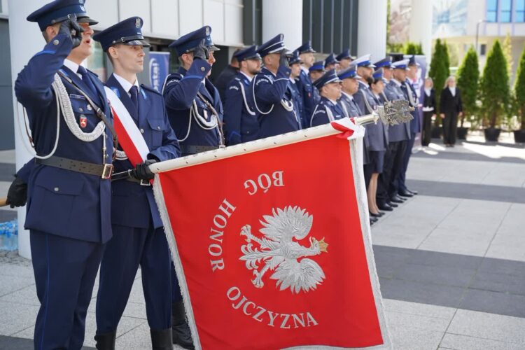 Święto Policji w Puławach. Awanse dla funkcjonariuszy i piknik służb mundurowych na Placu Chopina [ZDJĘCIA]