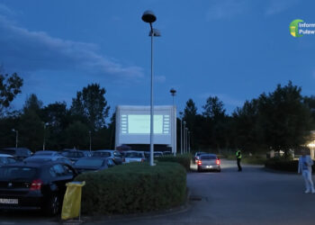 Kino w samochodzie. Plenerowa impreza po raz czternasty w Puławach [WIDEO]