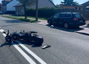 Zderzenie samochodu osobowego z motorowerem w Końskowoli. Kierowca jednośladu trafił do szpitala