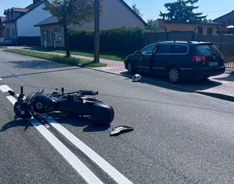 Zderzenie samochodu osobowego z motorowerem w Końskowoli. Kierowca jednośladu trafił do szpitala