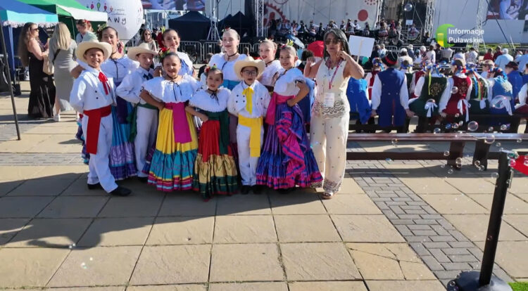 Folklor z różnych stron świata zabrzmiał w Puławach. Finałowe występy 4. Międzynarodowego Dziecięcego Festiwalu Folklorystycznego [WIDEO]