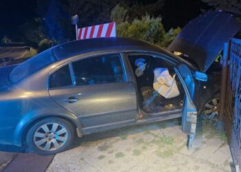 Nie zatrzymał się do kontroli. Ucieczkę zakończył na ogrodzeniu