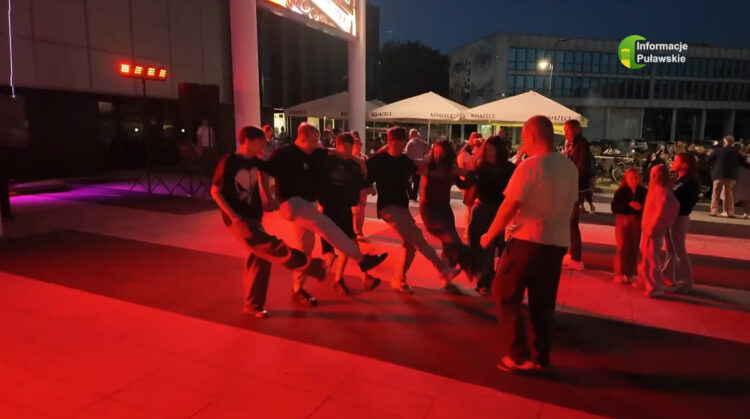 Zabawa na sto dwa. Potańcówka na placu Chopina za nami [WIDEO]