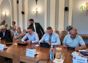 Po wakacyjnej przerwie wracają obrady Rady Powiatu Puławskiego. Radni zajmą się drogami, szpitalem i oświatą