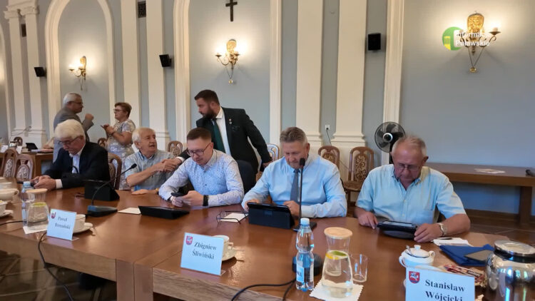 Po wakacyjnej przerwie wracają obrady Rady Powiatu Puławskiego. Radni zajmą się drogami, szpitalem i oświatą