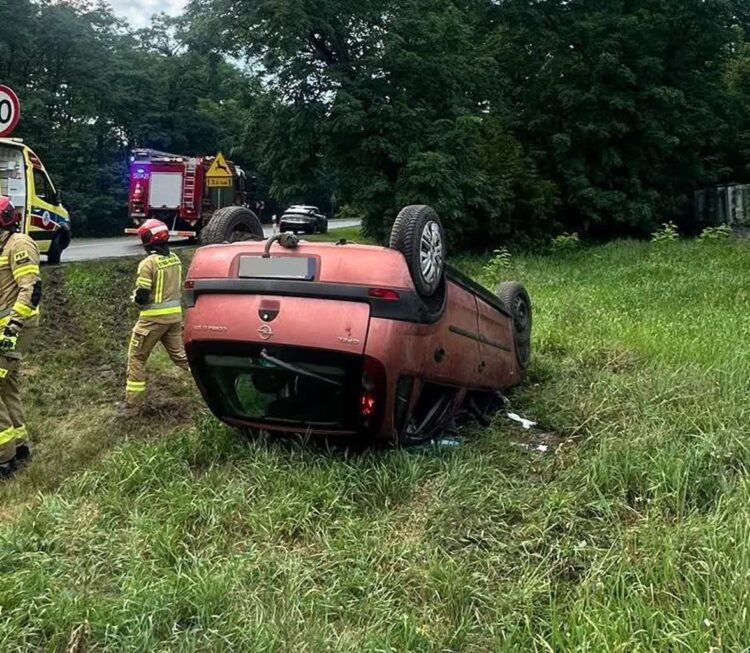 Dachowanie na ul. Dęblińskiej w Puławach. Kierująca straciła panowanie nad autem