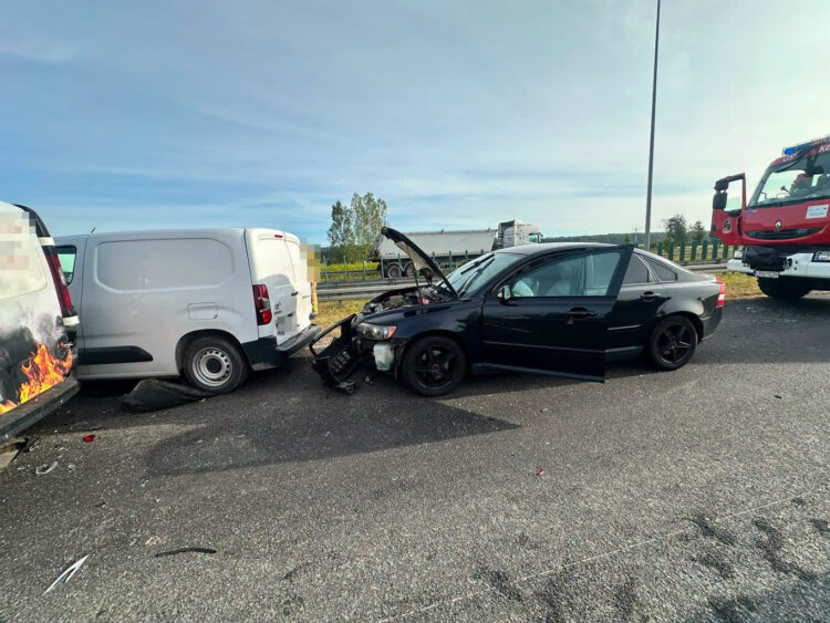 Wypadek na S12. Zderzyło się kilka pojazdów, na miejscu LPR
